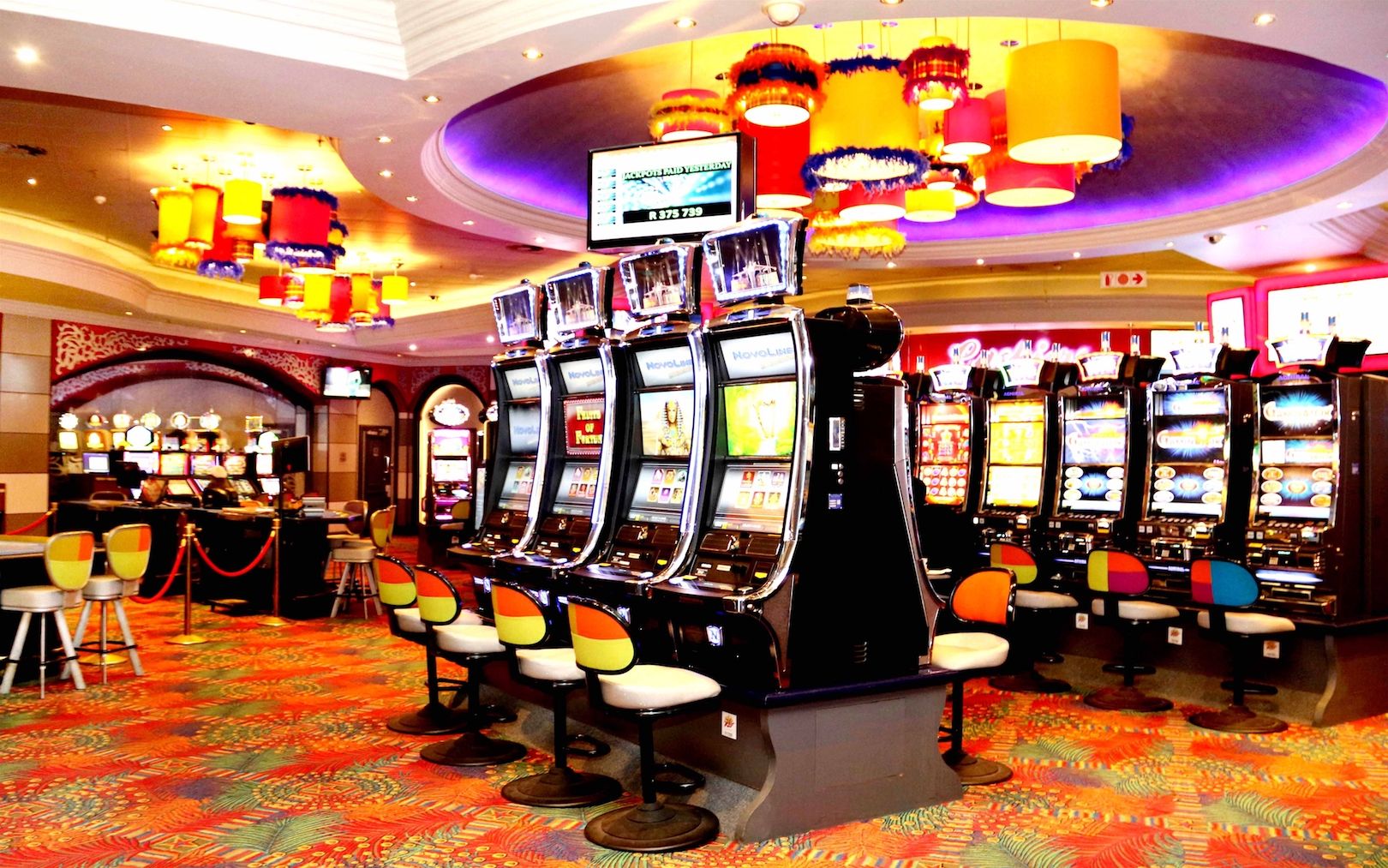 Slot Makinelerinde Algoritmik Avantajlar: İstatistiksel Analiz ve Stratejiler